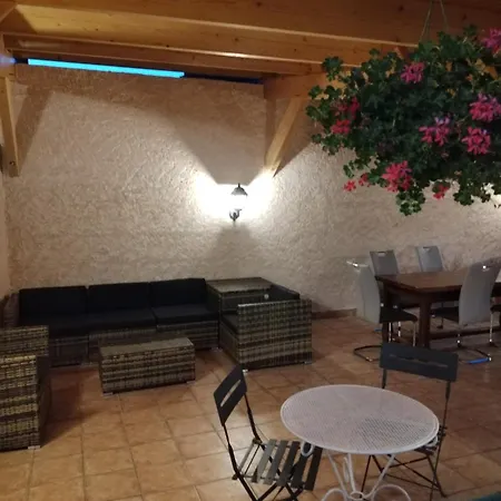 La Rose Des Alpes A Serres, 3 Chambres, Capacite 4 A 8 Personnes, Cuisine, Terrasse, Parking Et Garage *