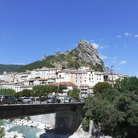 La Rose Des Alpes A Serres, 3 Chambres, Capacite 4 A 8 Personnes, Cuisine, Terrasse, Parking Et Garage Guest house Serres (Hautes-Alpes)