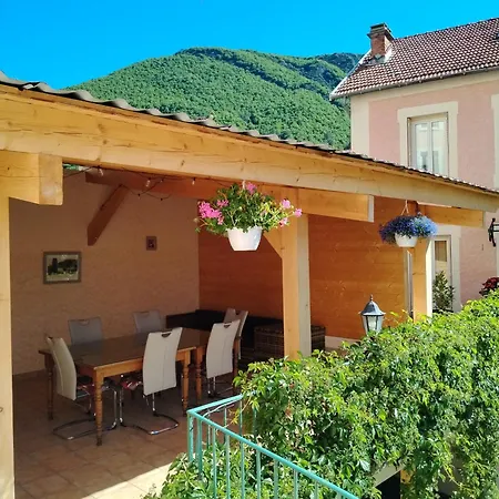 La Rose Des Alpes A Serres, 3 Chambres, Capacite 4 A 8 Personnes, Cuisine, Terrasse, Parking Et Garage Guest house *